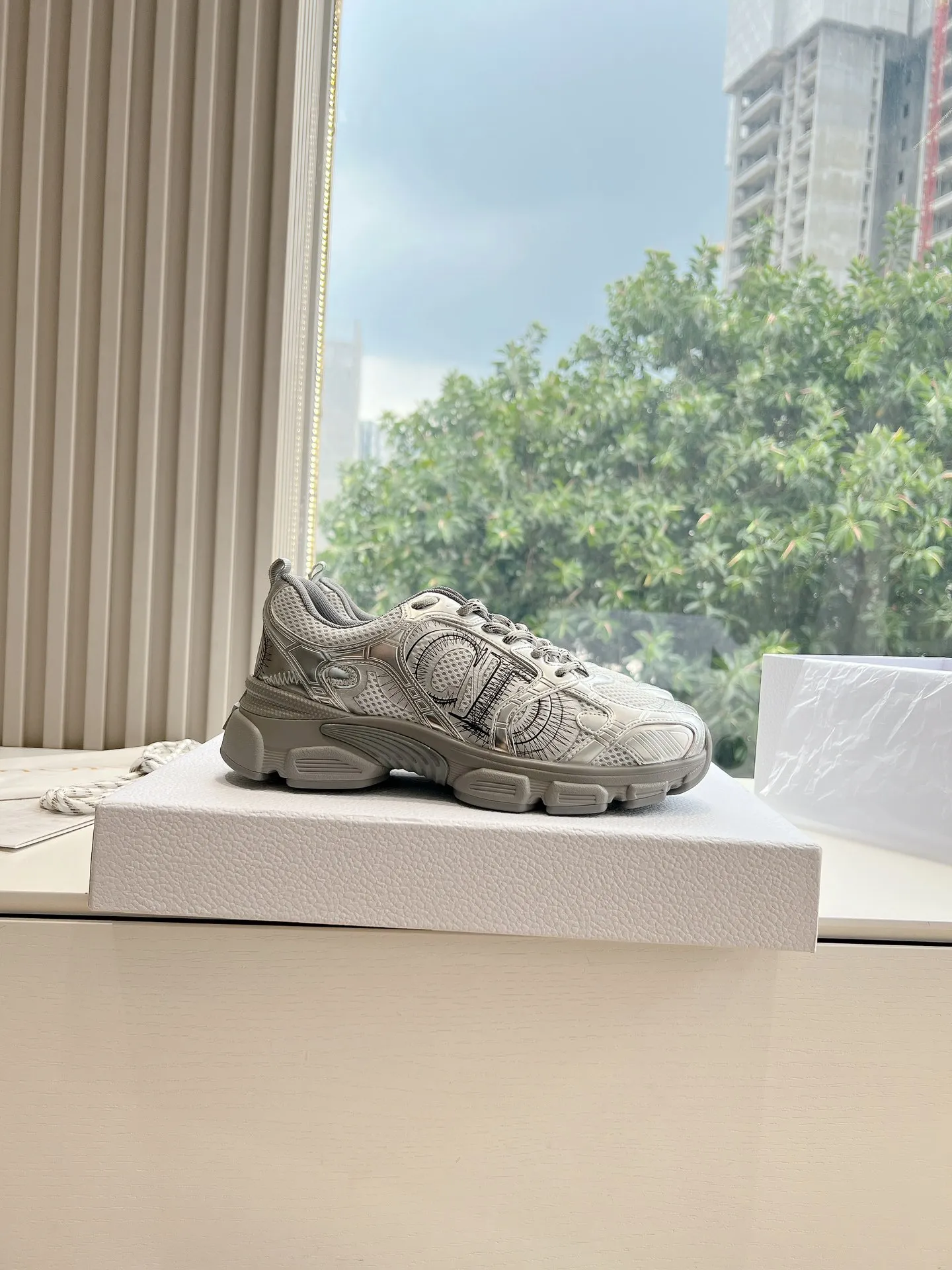 👟👟Ex-factory price 640👟👟 (Top version) Dior Chrono series sports shoes Purchased and developed in Taikoo Hui for RMB 18,200. This Dior chrono sports shoe continues the timeless silhouette and is carefully made of mesh, so it will be particularly comfortable on the feet. It is decorated with CD special craftsmanship logo to enhance the style. The lightweight style is matched with the "Christian Dior" logo thin sole, suitable for all seasons, and can be matched with all kinds of casual looks to add a finishing touch. Classic and super durable. Upper: cowhide stitching. Original molded outsole. Size: 35-41. Full set of counter synchronized gift box 💝 packaging